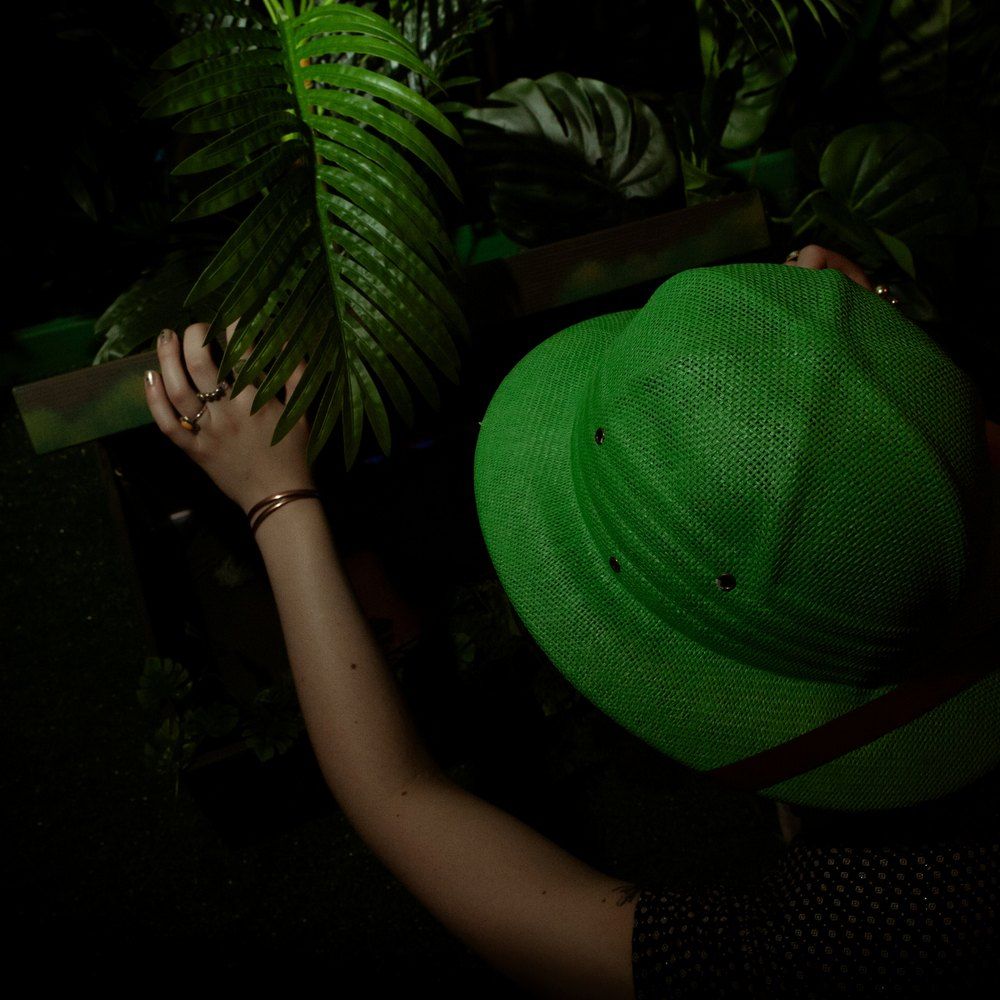Gracz w hełmie tropiciela rozwiązuje zagadki w pokoju Zew dżungli, escape room Warszawa Praga